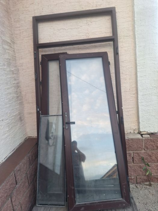 Продам пластиковую дверь
