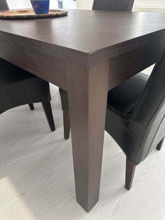 Vind masa cu 4 scaune din piele nefolosita