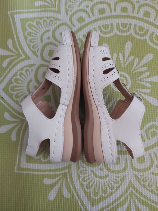 Бели сандали - много леки