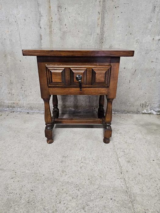 Испанско масивно шкафче