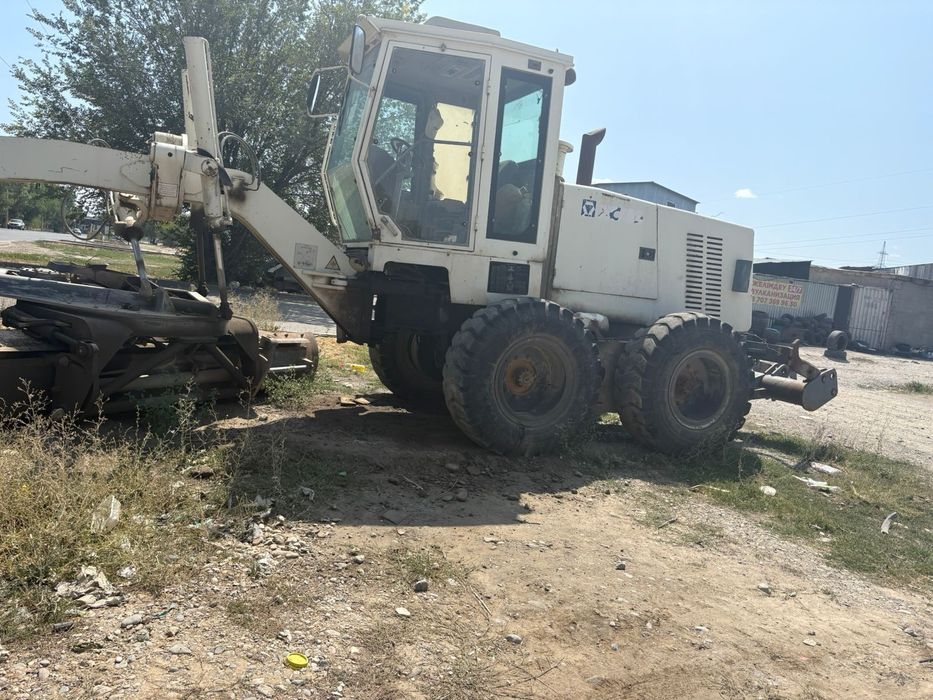 Грейдер XCMG на ходу