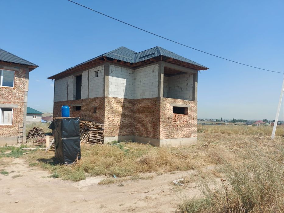 Не достроенный дом с участком