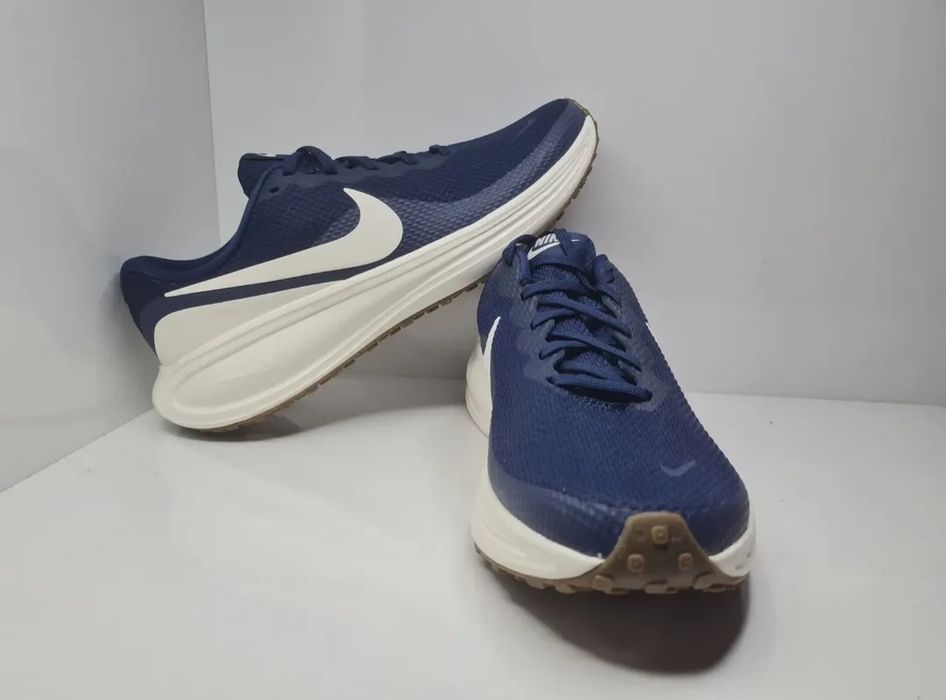 Маратонки Nike Revolution 8 

Чисто нови с кутия 

Размер 43 стелка 27