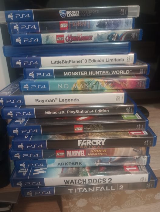 Vând PS4 Pro+două contolere+15 jocuri