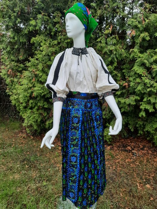 Sort cu bocori si fusta plisata haine traditionale, populare