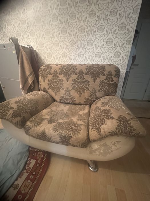 Продам  2 Дивана  в гостиную и кресло