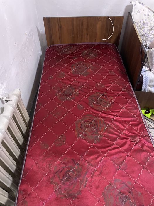 Продам односпальную кровать с матрасом