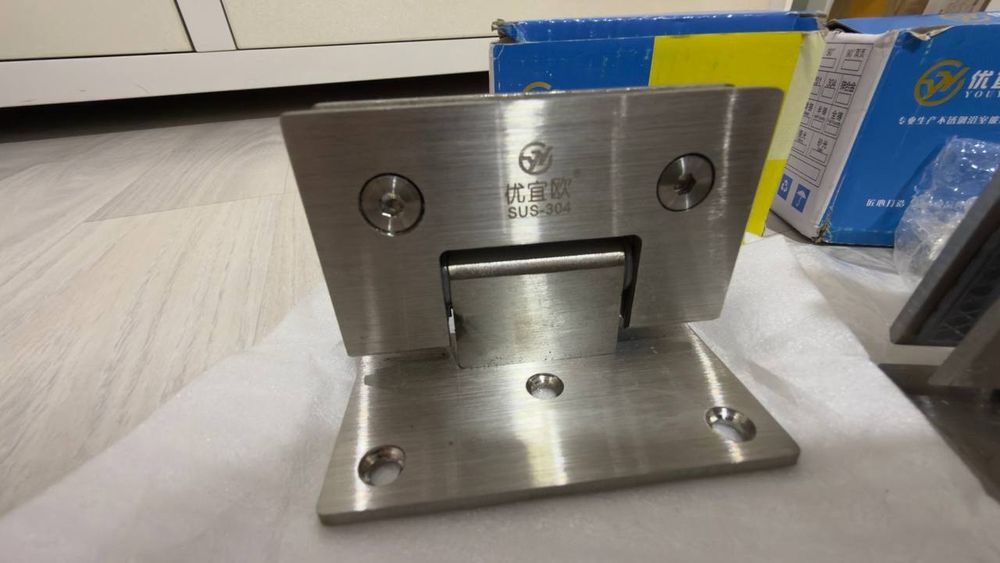 Петля для стеклянной двери.