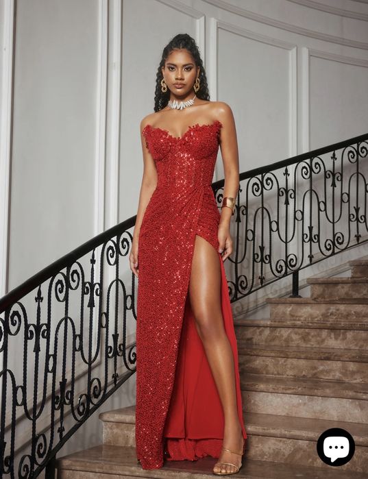 Уникална,стилна червена рокля с елементи