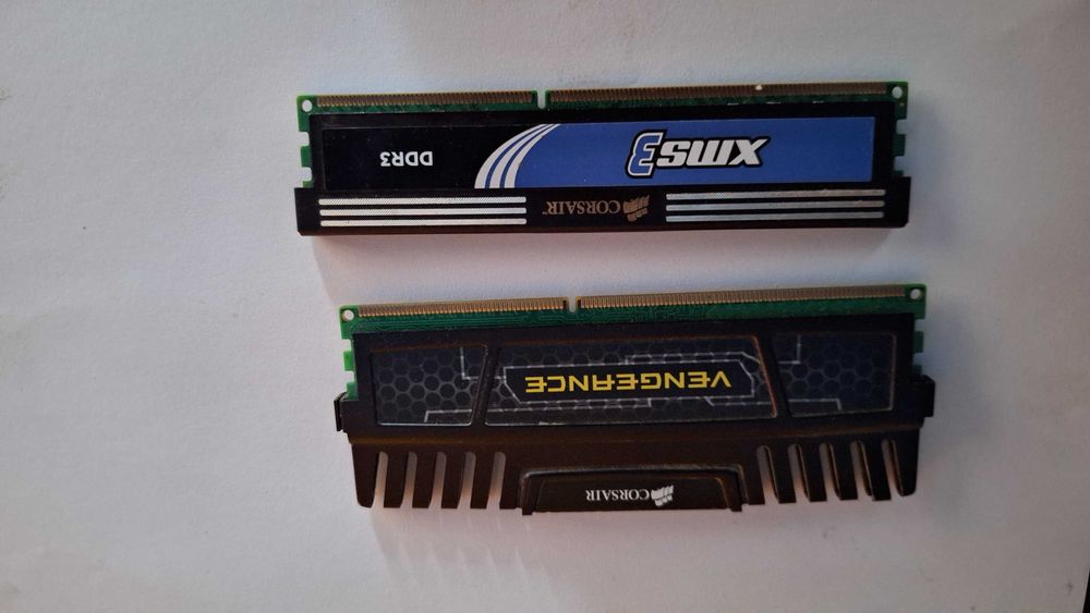 Vand 2 placi rami de catev 8gb ddr3