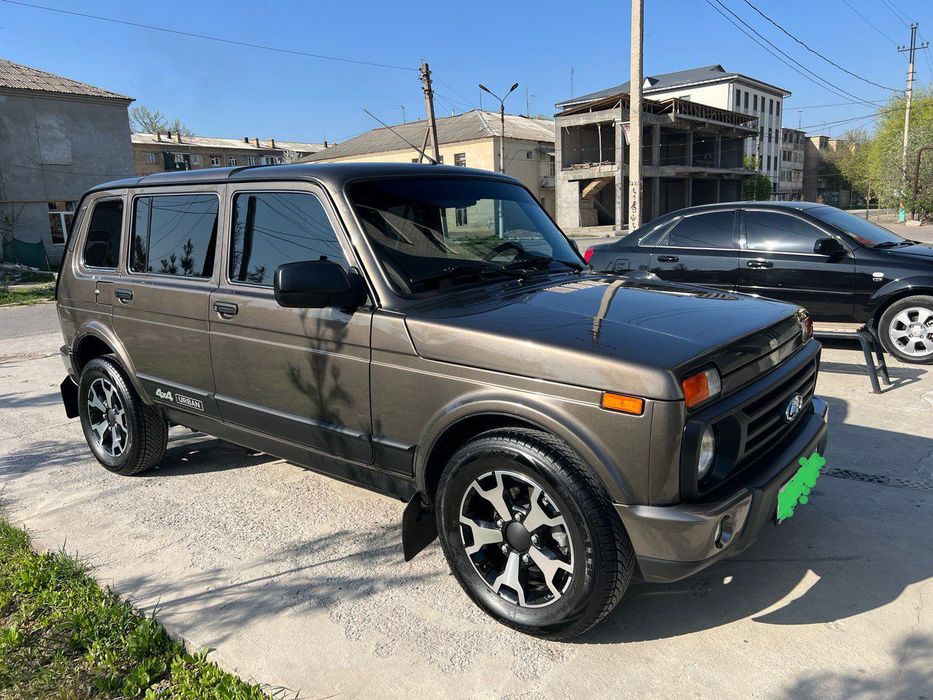 Туристическое такси - нива, для отдыха в горах в нефритное озеро водоп