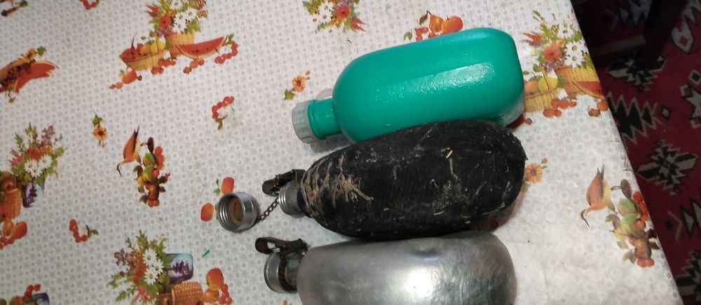 3 манерки за вода и 5 стъклени бутилки 0.7л със дървена стълба