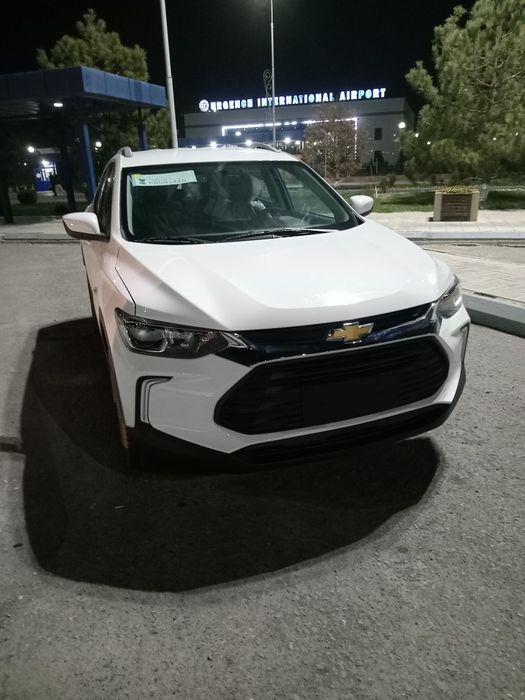 Trekker 2 ikinchi pozitsiya qora va oq svet avtosalonda duribdi egadan