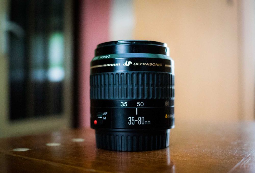 Obiectiv Full Frame  Canon 35-80 mm Usm  Impecabil .