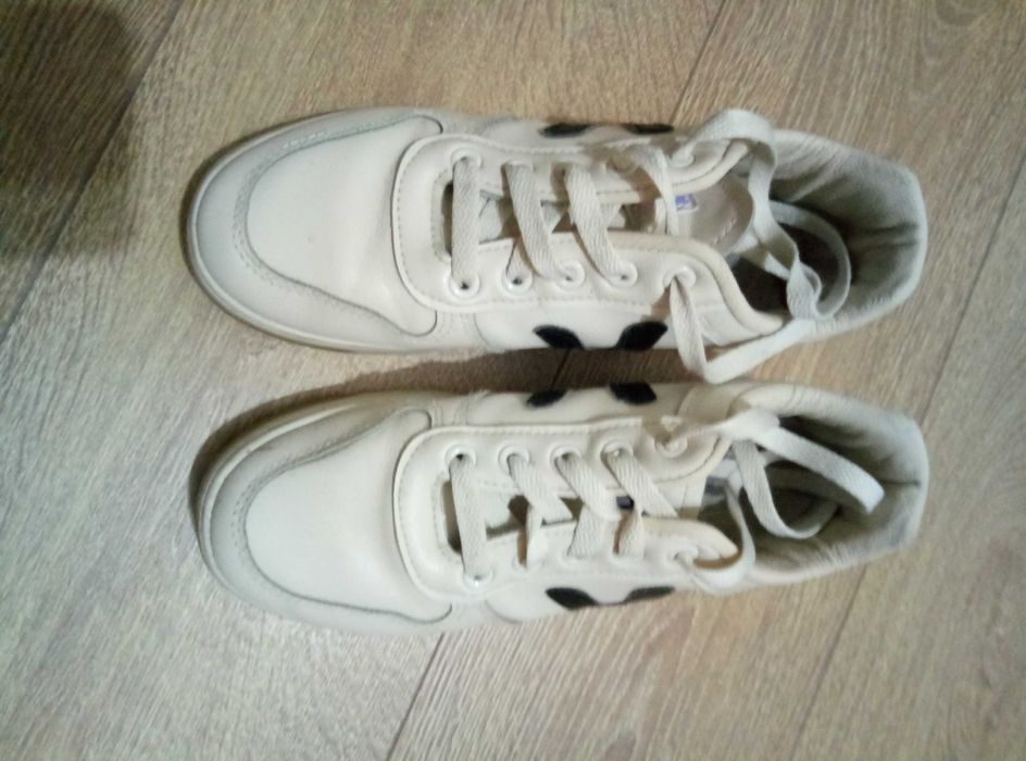 Кожаные кроссовки