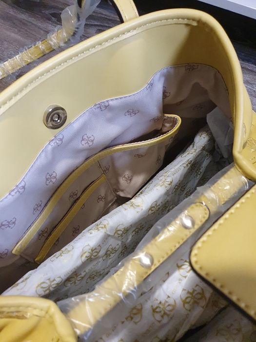 Geanta Guess, noua cu etichetă