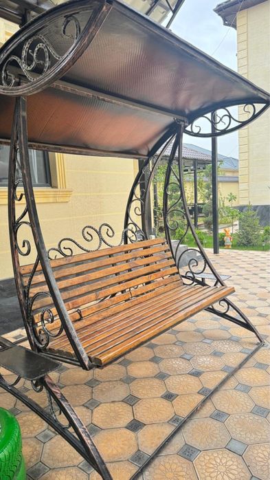 Садовый качели есіктің алдына немесе бақшаға