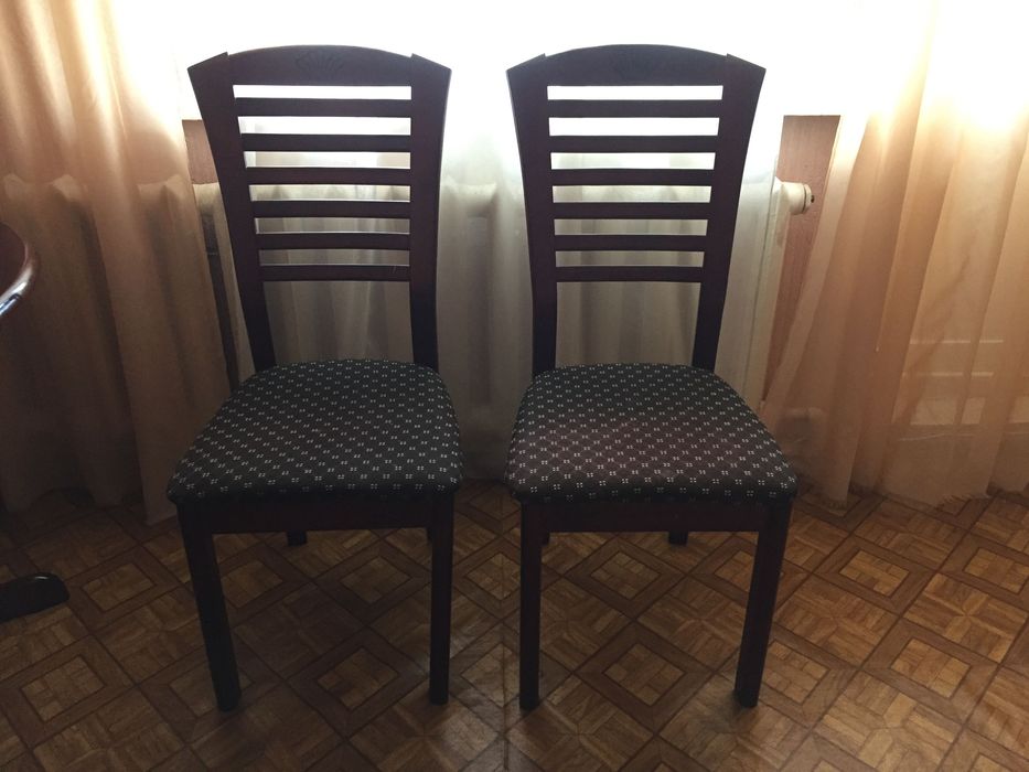 Стол со стульями для гостиной