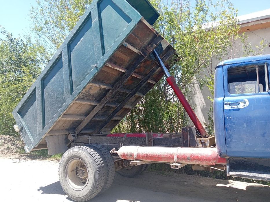 Zil 130 ishlab yuribdi