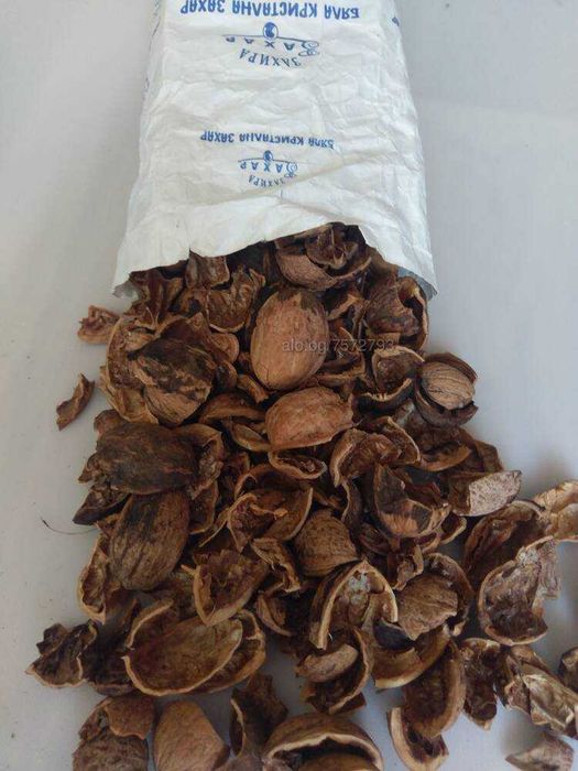 Орехови черупки.