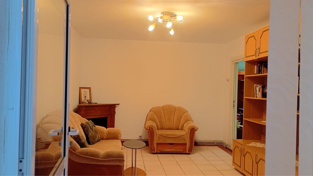 Apartament de închiriat- spațios, stradal,poziție excelentă