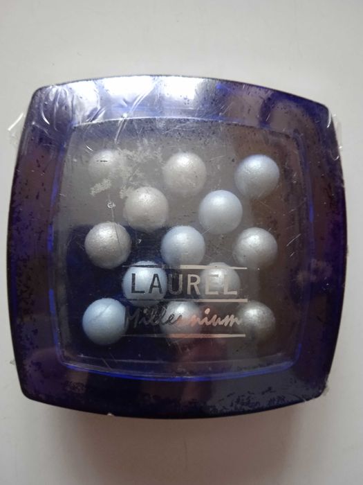 Нови сенки за очи перли в синьо-сив цвят