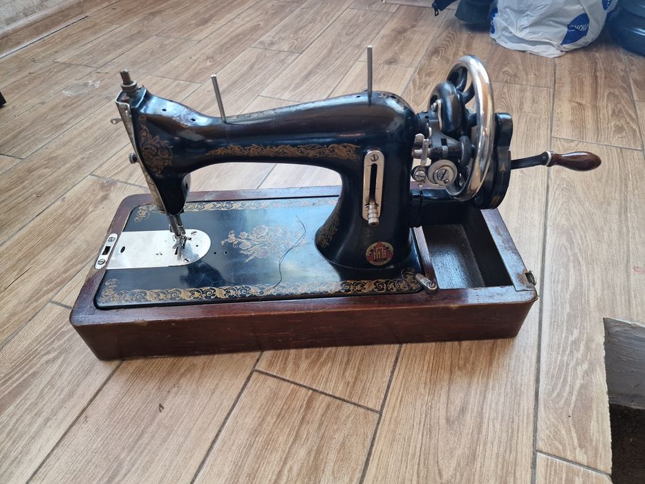 Старинная ручная швейная машинка.