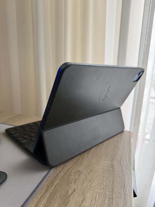 iPad Air 5   10.9”  Wi-Fi + Cellular bonus Magic Keyboard