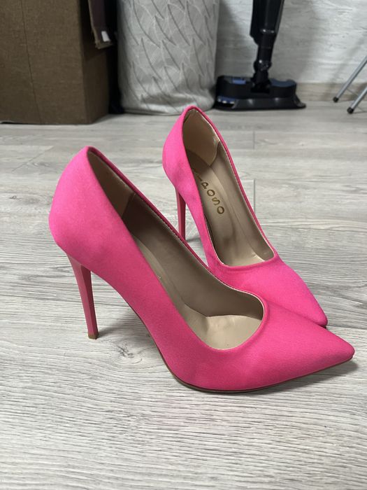 Розови обувки.