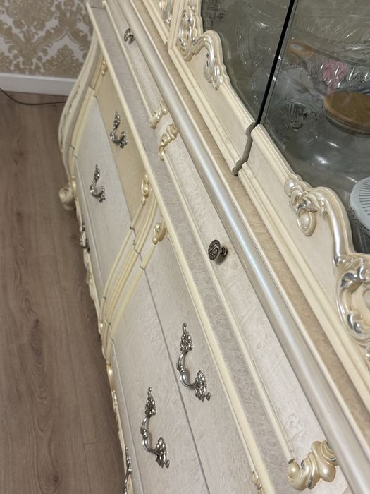 Шкаф витрина в зал