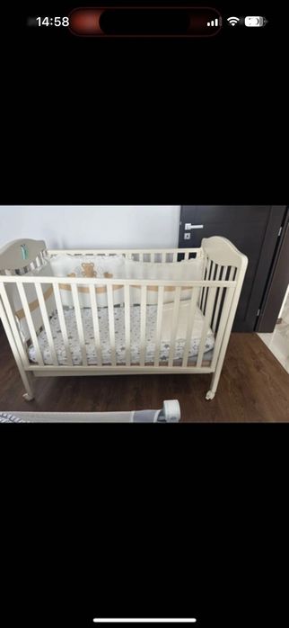 Vând pătuț bebe din lemn+comoda cu sertare și cădita