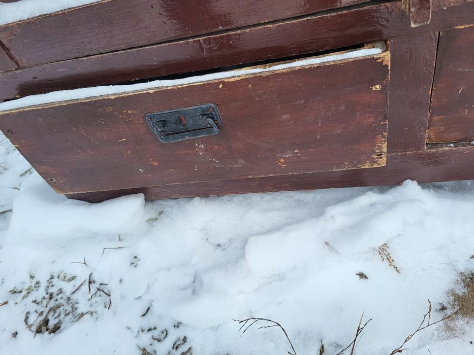 Обувница и шкаф для вещей.