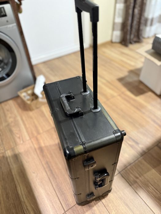 Portfard cosmetic, case valiza cu picioare lumini si spatii mari