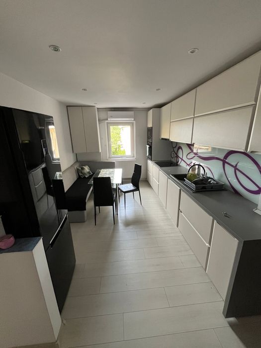 Închiriez apartament cu 3 camere