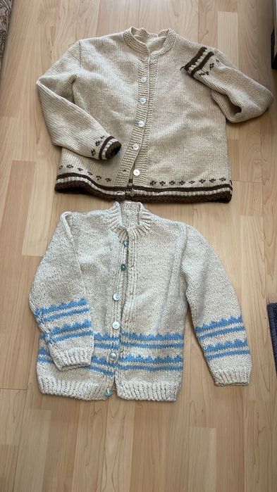 Две ръчно изплетени жилетки-вълна