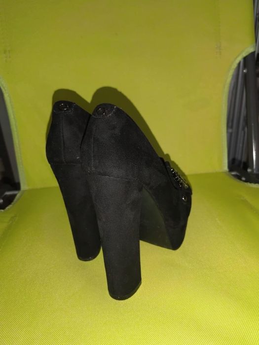 Обувки с ток Guess