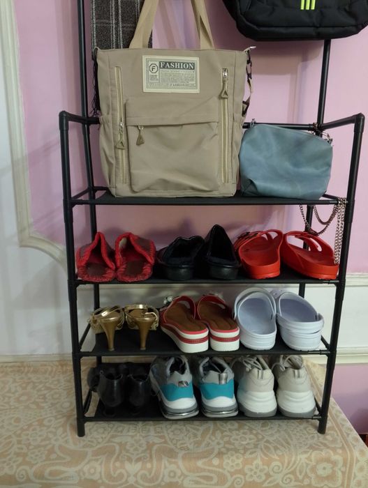 Стеллажи 4 яруса + вешалки для сумок, шапок и т.д.