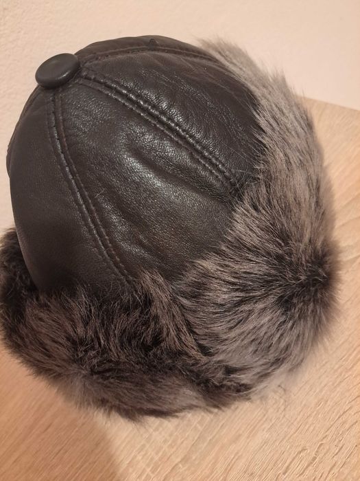 Дамска кожена шапка