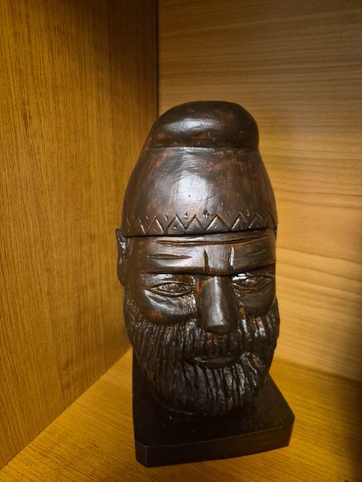 Sculptura lemn lucrata manual