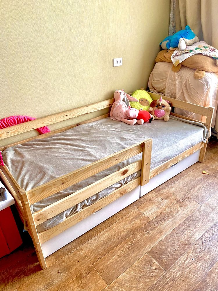 Подростковая кровать из массива дерева