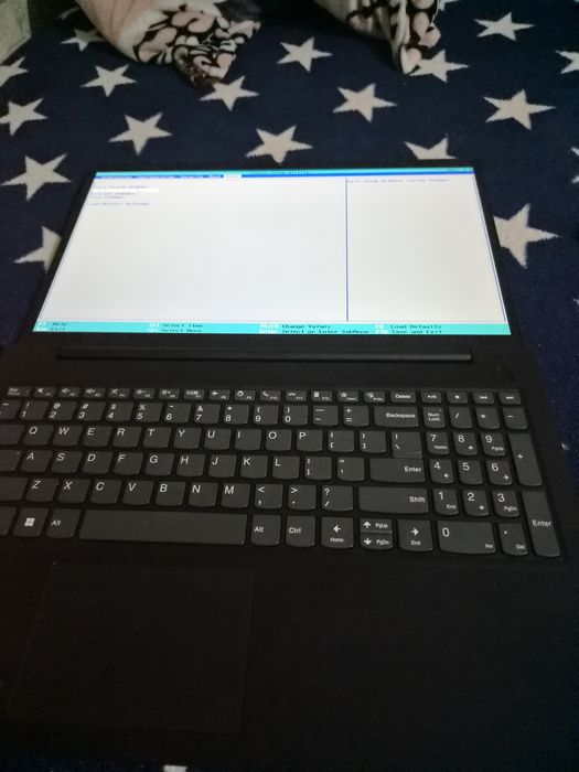 Vând Lenovo V15 Generația 4
