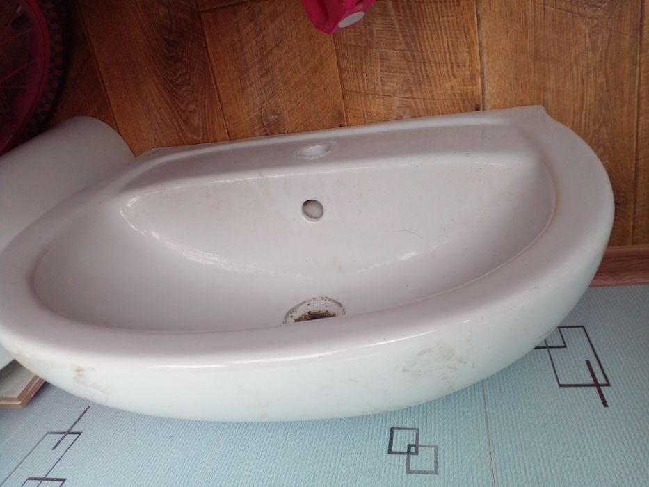 Продаётся раковина с пьедесталом.