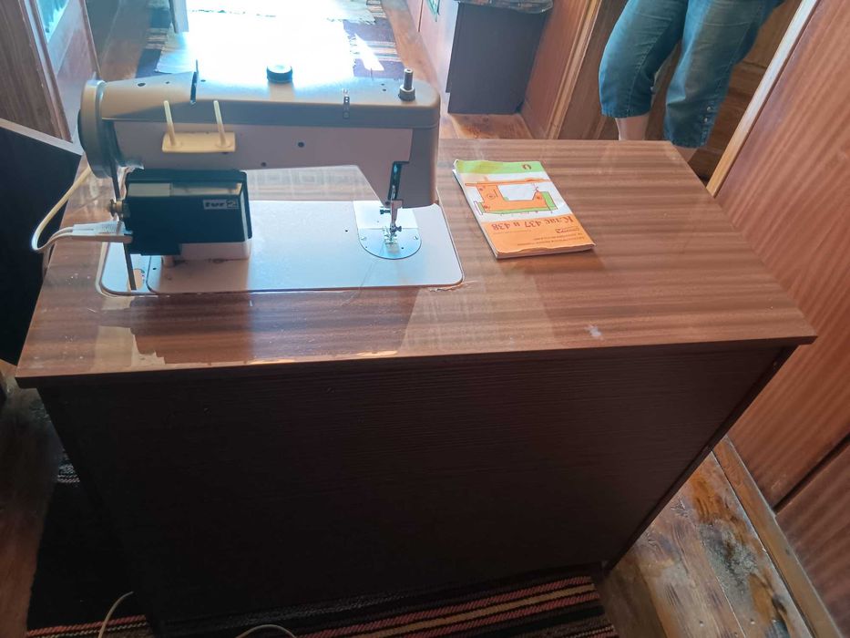 Продавам полска шевна машина Лучник!