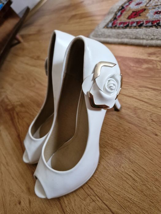 Vând pantofi damă albi