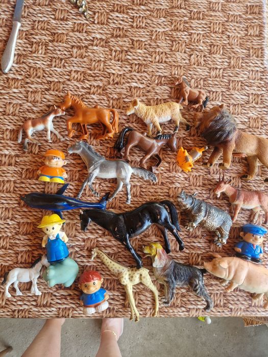 Около 100 броя животни,фермери и всякакви играчки