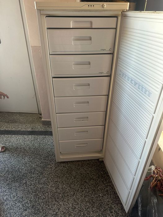 Продавам вертикален фризер с 7 чекмеджета, марка Ocean