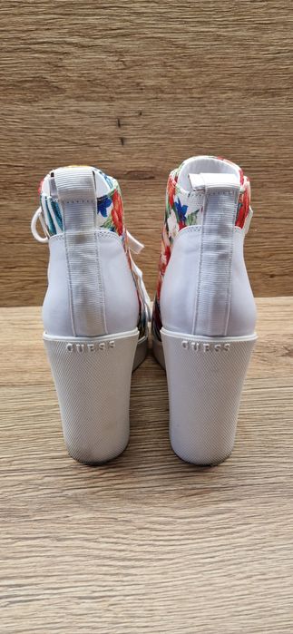 Обувки Guess платформа