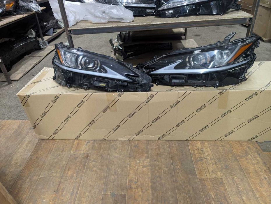 Оригинальные фары на Lexus Es 2019