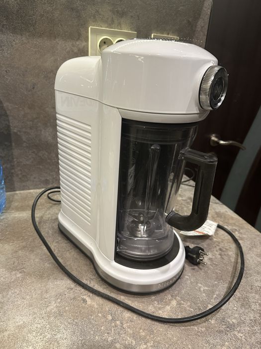 KitchenAid Magnetic Drive Blender