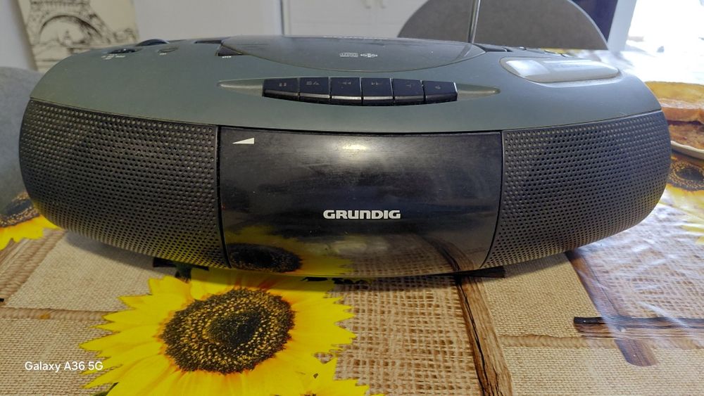 Vând radio casetă CD